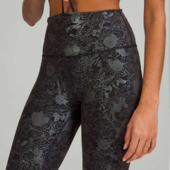 EUC Lululemon Wunder Under HighRise In Flourish Black Iridescent Foil 25" Size 6 - Picture 3 of 10